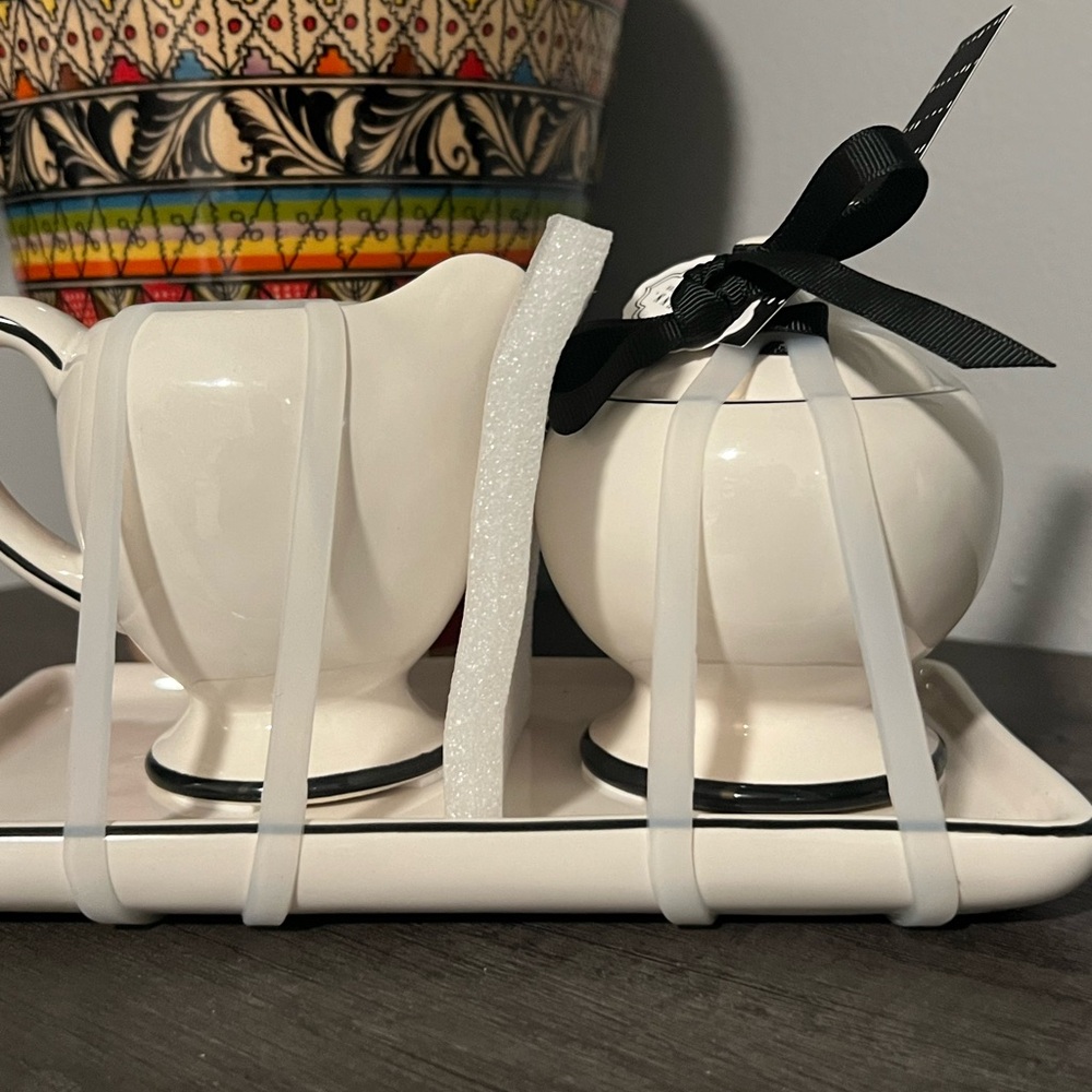 ‼️SOLD‼️Cream and Sugar Set with Tray - Picture 4 of 7
